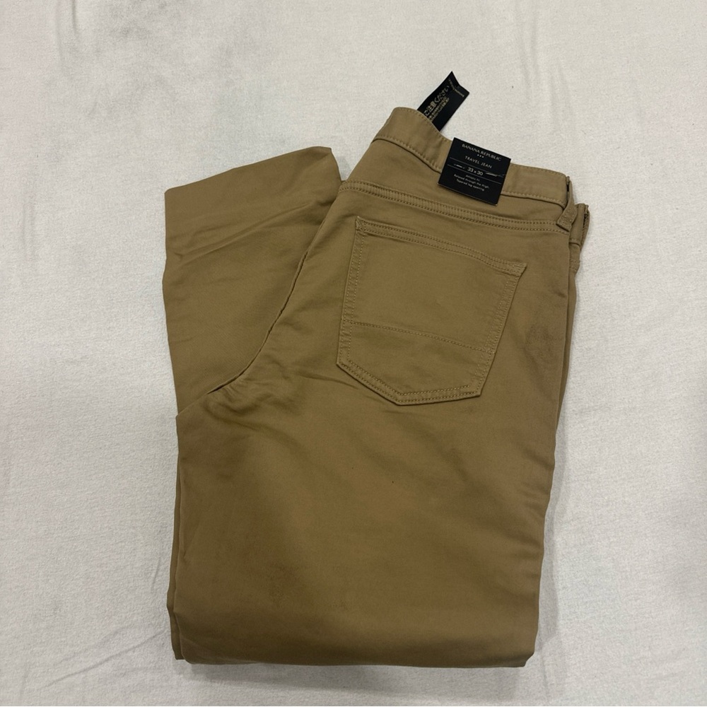 NWT BANANA REPUBLIC Travel Jeans Athletic Fit khaki tan 33x30 MSRP$80